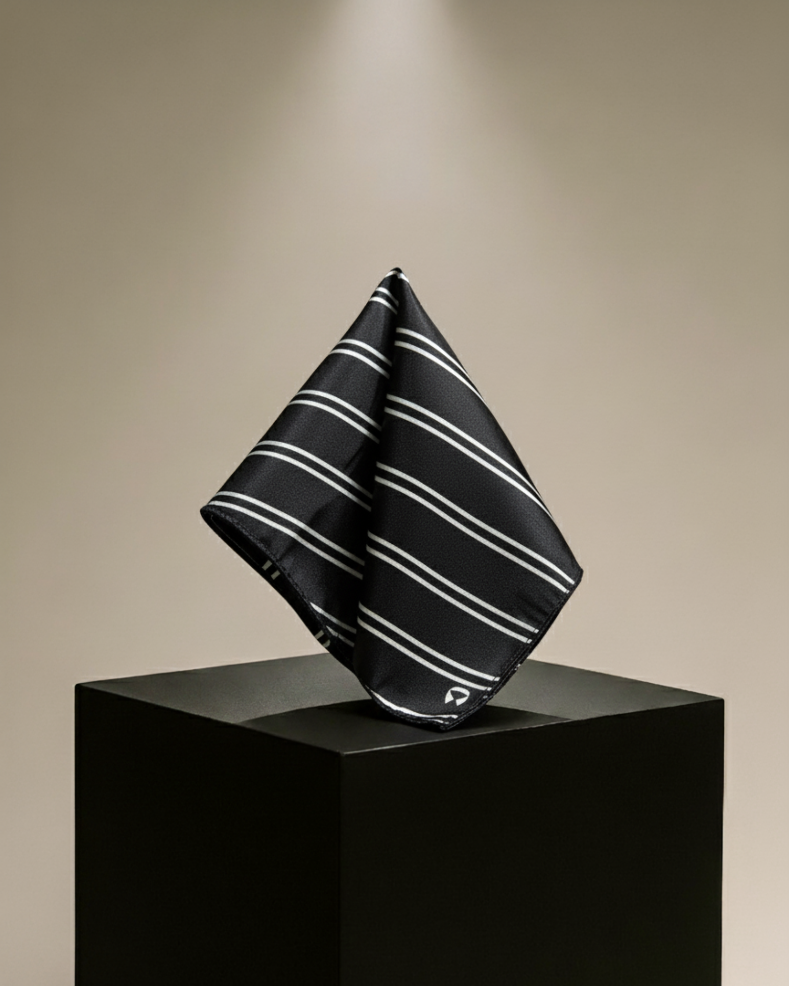 NOIR STRIPE SIGNATURE POCKET SQUARE (13 - 13 INCHES)