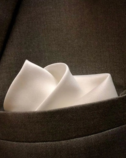 LVORY CREST POCKET SQUARE (13 -13 INCHES)